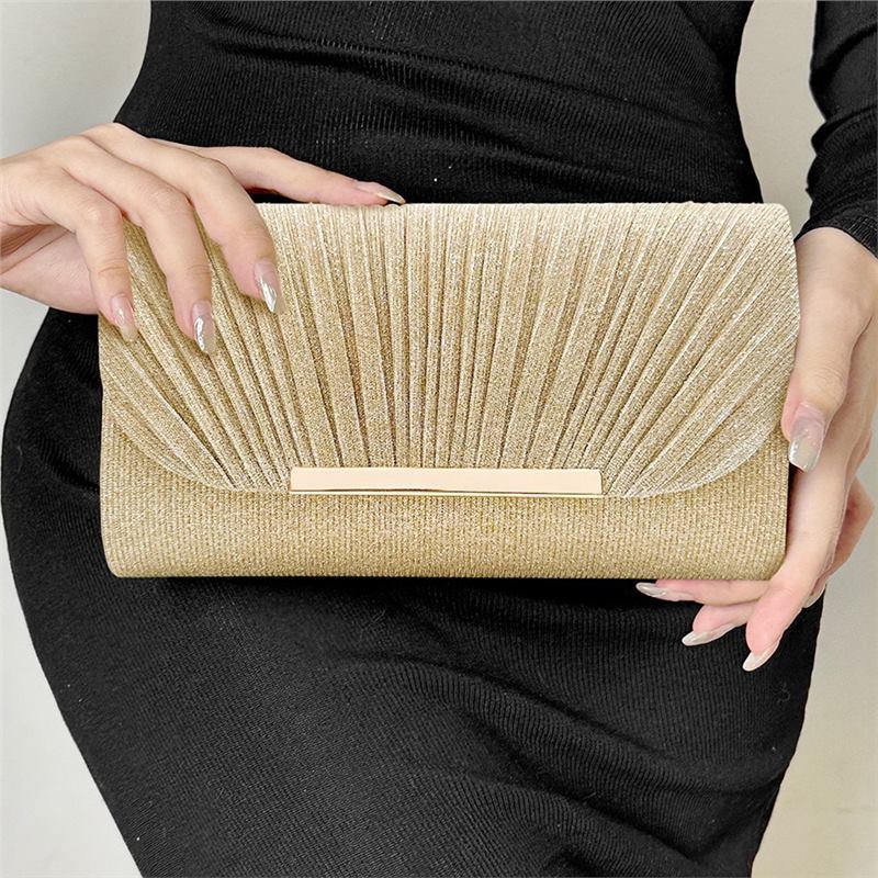 Pochette rose femme – Motifs élégants, bords métalliques, idéale pour les soirées