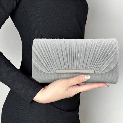 Pochette rose femme – Motifs élégants, bords métalliques, idéale pour les soirées