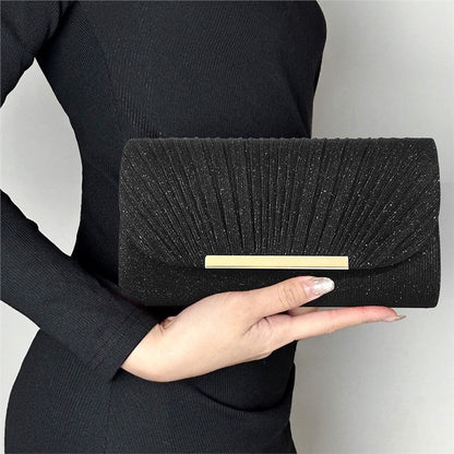 Pochette rose femme – Motifs élégants, bords métalliques, idéale pour les soirées